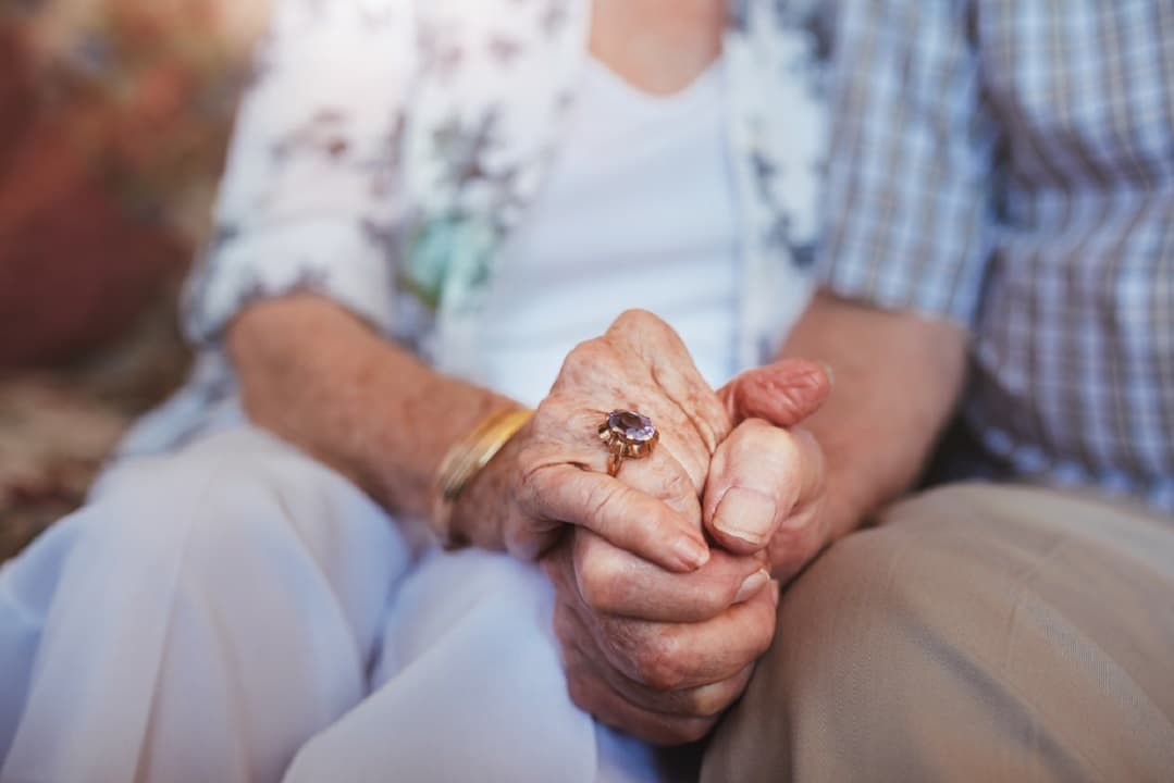 4 Signs of When Aging Parents Can't Live Alone